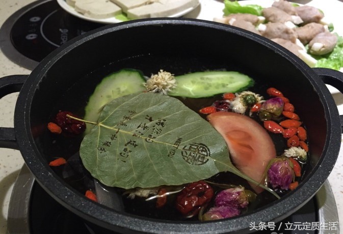 最近快被房价逼疯的成都人，都在吃这几个不务正业的火锅