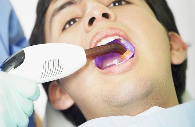 不用任何工具怎么样拔牙不疼,不用手术刀拔牙