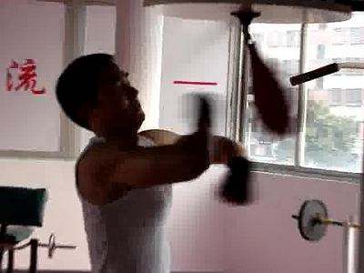 躺着打肚子拳击训练,女孩拳击打肚子训练