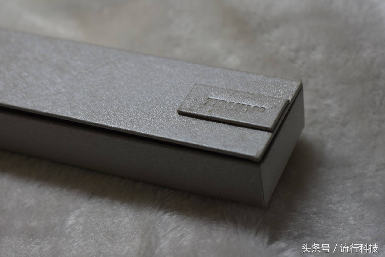 女性所爱的饰品这款也能算是吗？看信利女性手环怎么定义