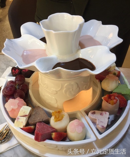 最近快被房价逼疯的成都人，都在吃这几个不务正业的火锅