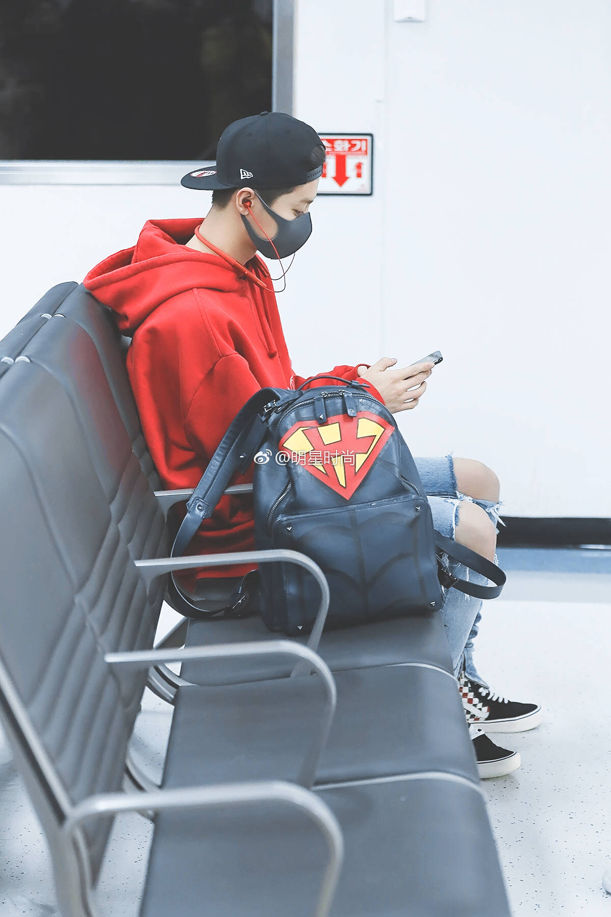 鹿晗易烊千玺领衔时尚资源争夺战,鹿晗和易烊千玺拍照