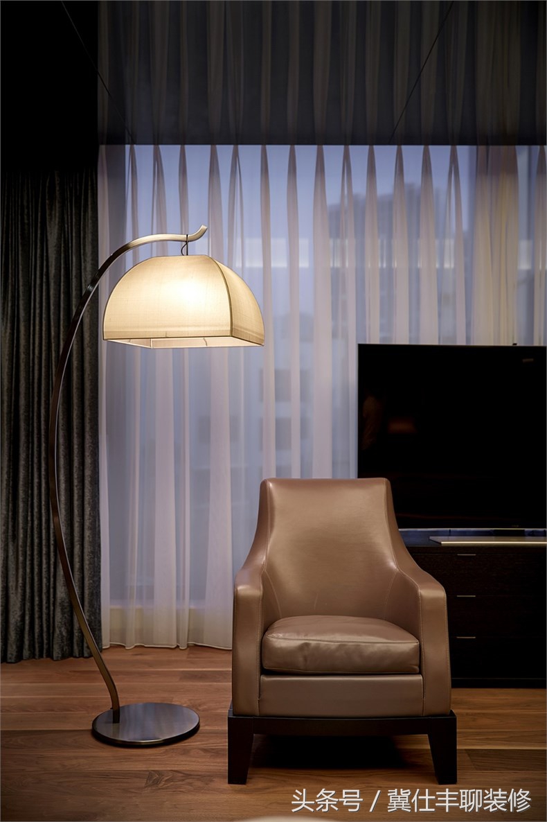 富豪的两栋别墅连为一体，一栋家人住，另一栋招待客人