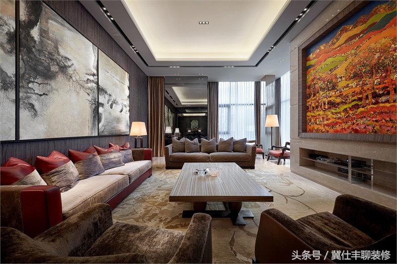 富豪的两栋别墅连为一体，一栋家人住，另一栋招待客人