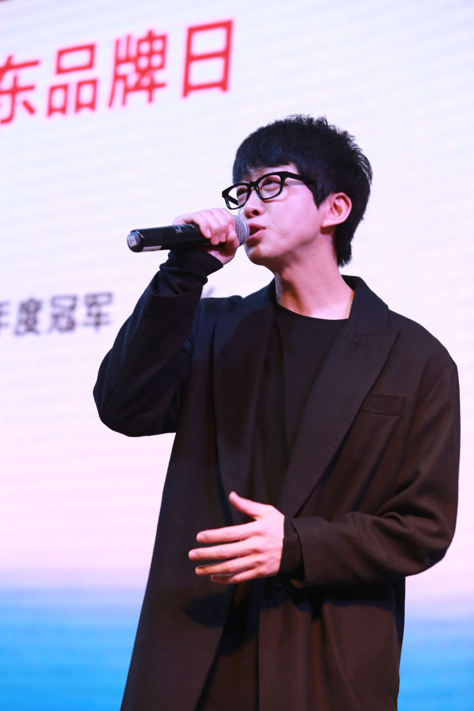 奥康联袂央视《星光大道》空降哈尔滨