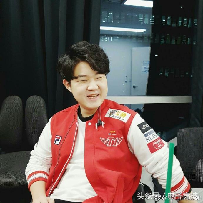 skt黑白色的队服,skt新队服效果