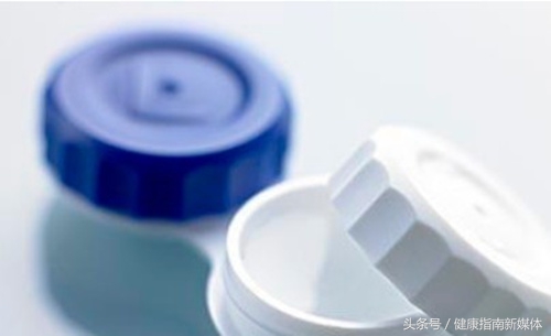 英国妹子用失明的教训告诉你，千万别让隐形眼镜沾上水