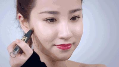 化妆只化上半部分的脸照片,最简单化妆步骤额头粉底