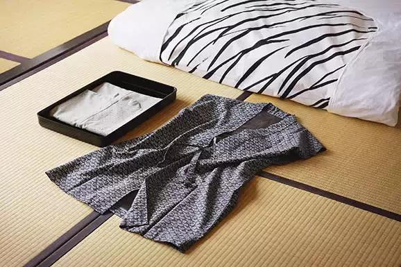 草间弥生跨界玩室内设计，你敢住进这样扎眼的房间吗？！