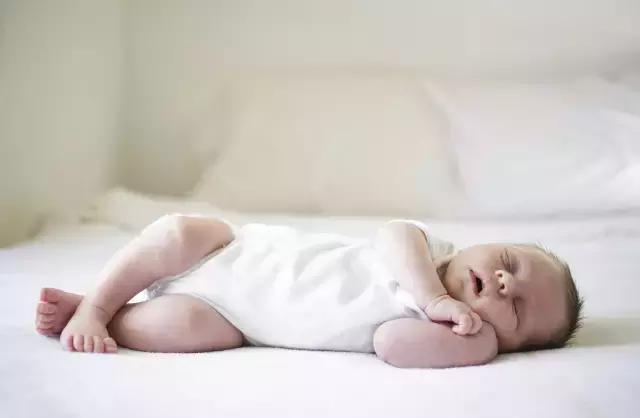 宝宝的正确睡姿新手妈妈一学就会,宝宝正确睡姿该如何