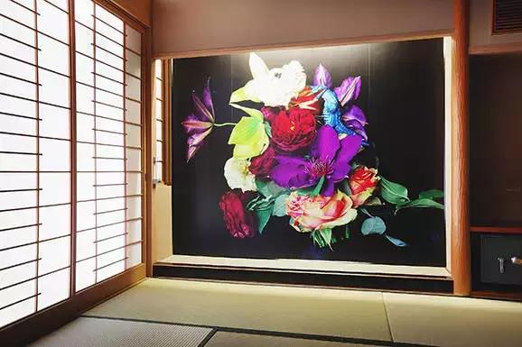 草间弥生跨界玩室内设计，你敢住进这样扎眼的房间吗？！