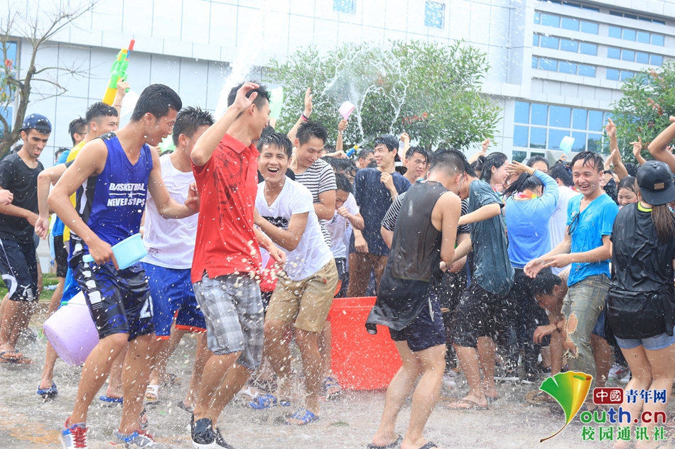山大泰国留学生泼水节,沉浸式体验泰国的泼水节