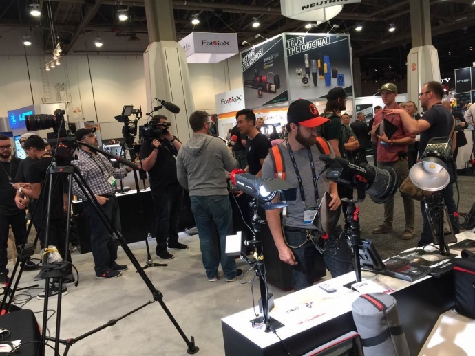 众媒体,各大媒体争相报道场面