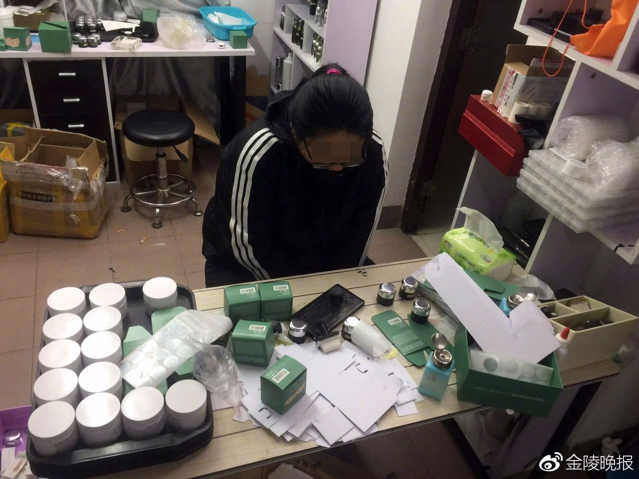 网售“高档化妆品”竟是在马桶边造的！这些网购便宜货，你还敢用吗？