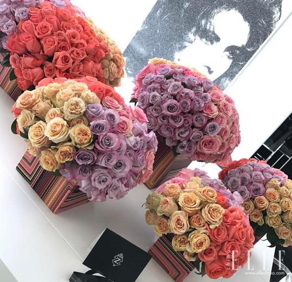 你爱在朋友圈晒包包和自拍，原来女明星也爱干这个，还更牛！