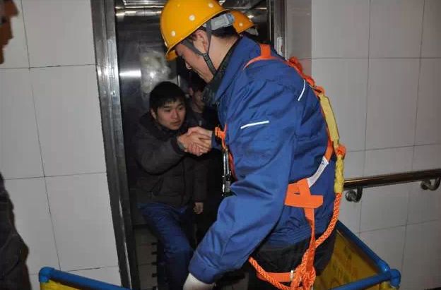 电梯急降怎么办,解决电梯急坠