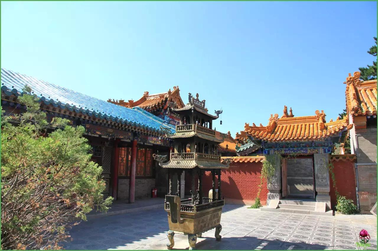 五台山文殊菩萨铜像在哪个寺庙,山西省五台山文殊菩萨寺庙