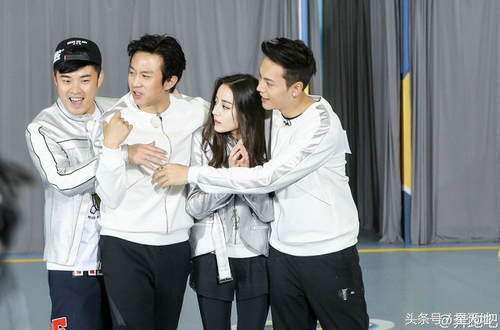 选妈妈还是选父母的视频,记者问迪丽热巴选陈伟霆还是罗晋