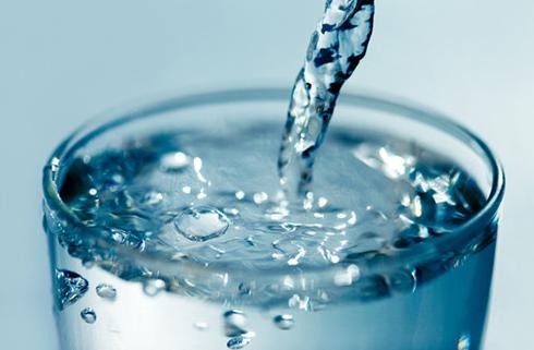 进口矿泉水王思聪,王思聪依云矿泉水