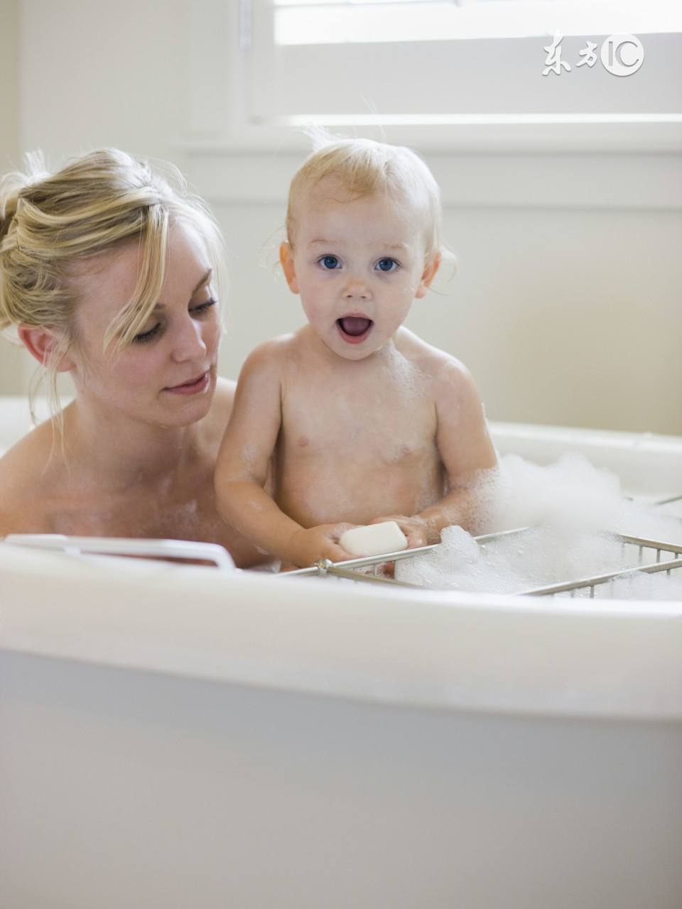 给婴幼儿洗澡时应注意什么,夏天给宝宝洗澡的正确方法