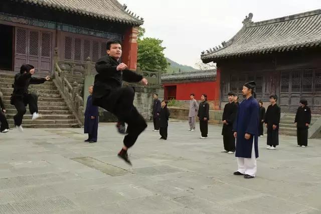 武当武术夏令营陈师行道长致辞,武当道长陈师行20米高空跳下