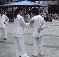 看我真功夫，轻轻一摸，就能打到你吐奶