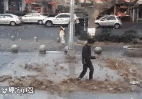 看我真功夫，轻轻一摸，就能打到你吐奶