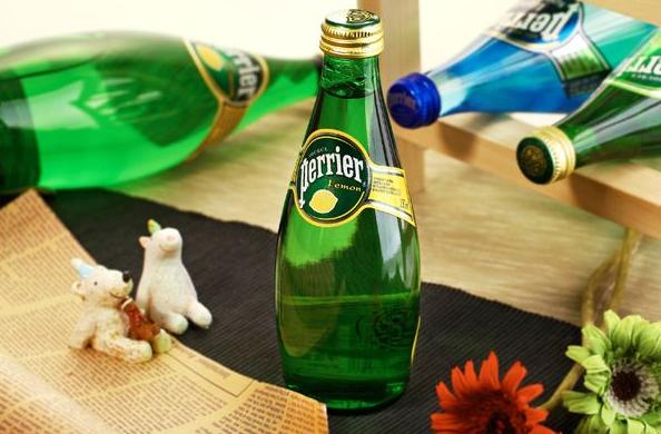 进口矿泉水王思聪,王思聪依云矿泉水