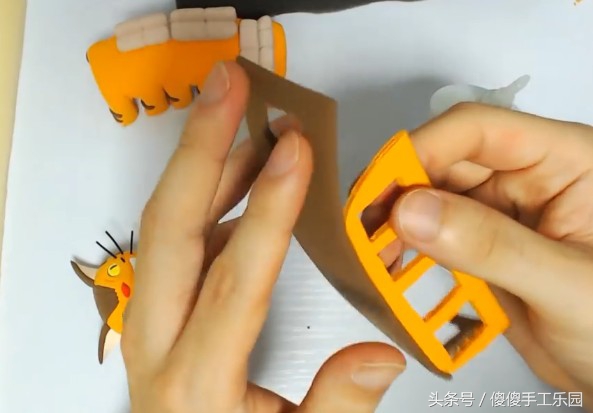 创意diy粘土制作，还记得宫崎骏动画里的（龙猫）猫巴士吗