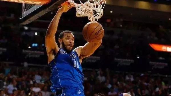 被“五大囧”摧毁的篮球人生，他真的是个脑残吗？