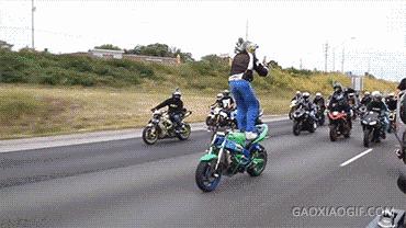 美女你这身材，玩这个动作是不是太危险了