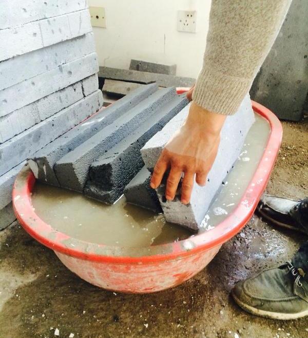 墙体隔断用砖砌还是轻钢龙骨结构,双层玻璃隔断与做墙体哪个便宜点