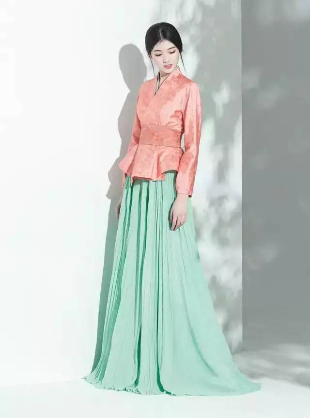 霓裳·香奈儿是巴黎的时尚经典 诗经是中国诗意美的源头