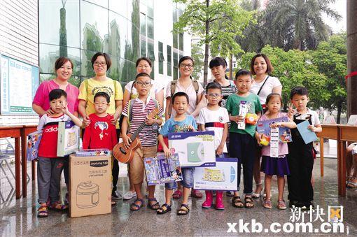 “许愿瓶行动”抵达彼岸八方“瓶主”冒雨领取幸福