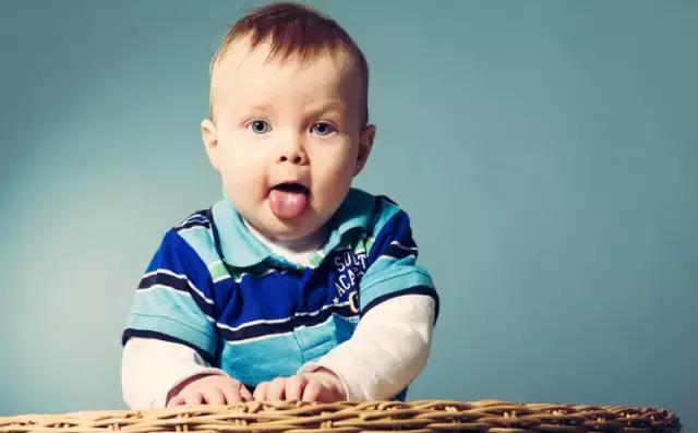 宝宝新牙出来了旧牙还没松怎么办,宝宝新牙齿出来了旧牙齿不松动