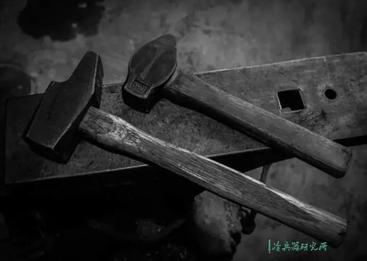 最好的刀匠纯手工打造刀,顶级刀匠锻造刀全过程