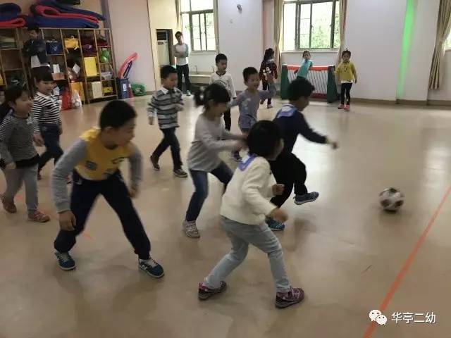 「创全进行时」华亭二幼的足球宝贝“嗨”起来~