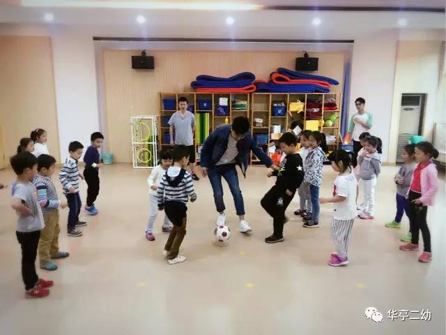 「创全进行时」华亭二幼的足球宝贝“嗨”起来~