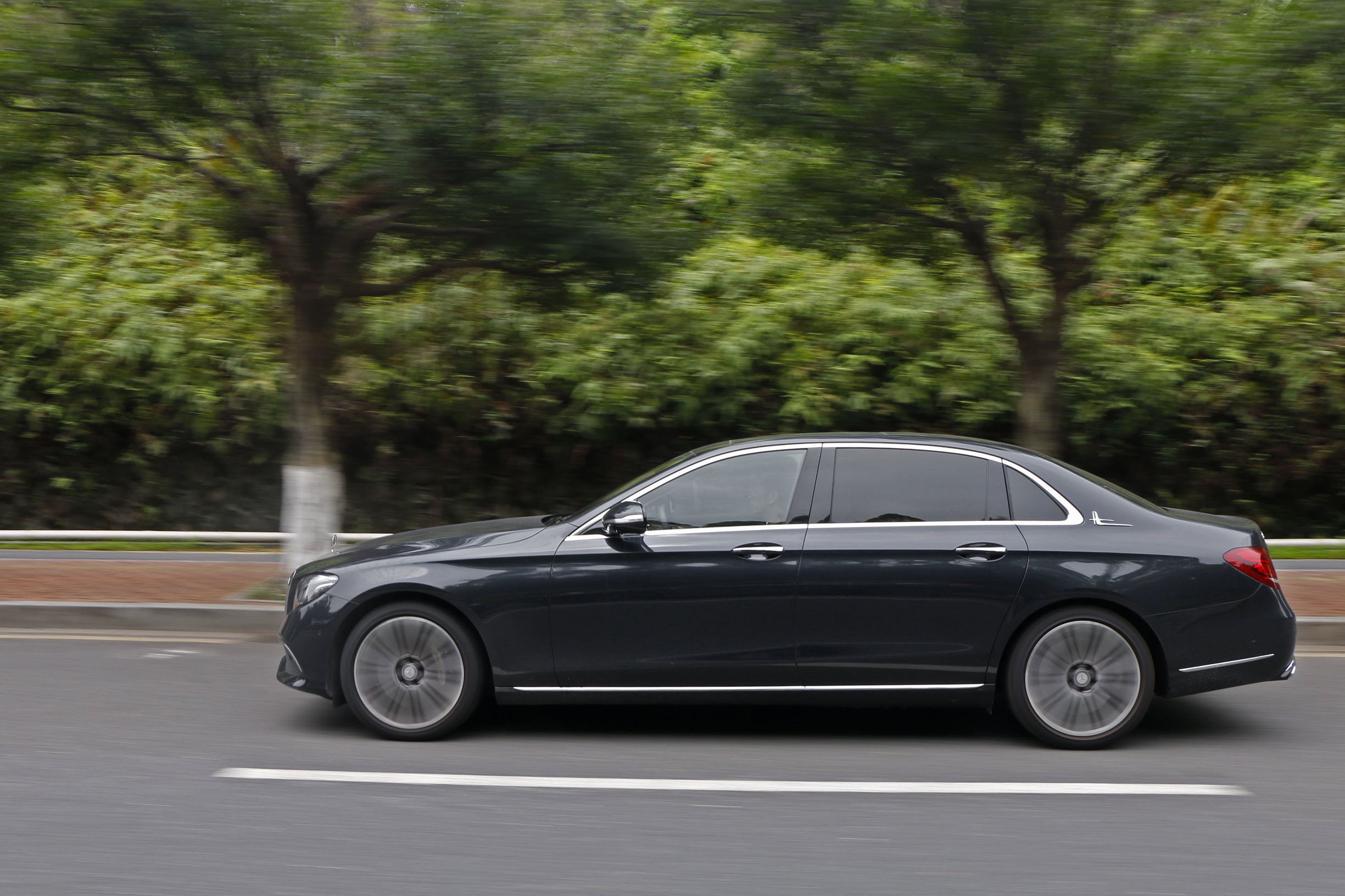 宝马5系对比奔驰e级,奔驰e级属于什么档次