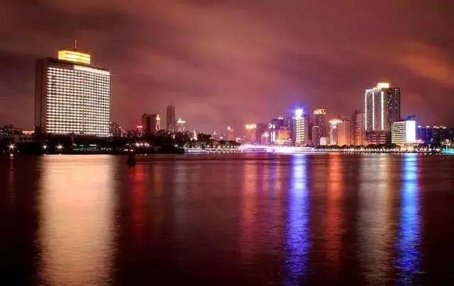 还坐什么地铁？坐上这趟最美公交，我宁愿堵成狗！