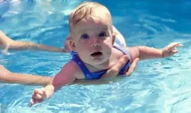 宝宝启蒙第一次，全看游泳怎么游！