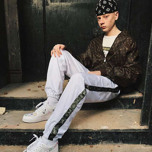 别人14岁就能老练地玩潮、装逼、圈钱，让我等奔三的人情何以堪