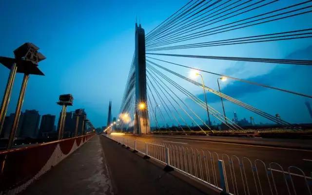 还坐什么地铁？坐上这趟最美公交，我宁愿堵成狗！