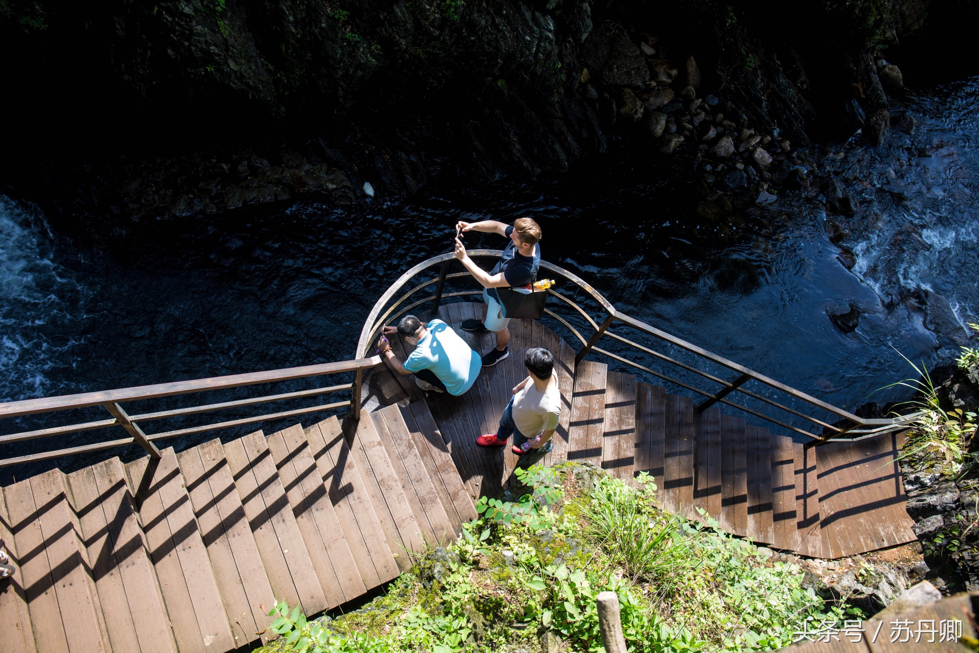 在水下洞穴探险,森林海自由潜水
