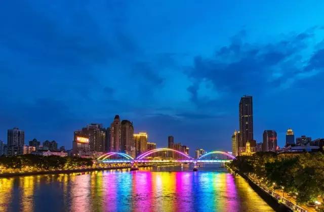 还坐什么地铁？坐上这趟最美公交，我宁愿堵成狗！