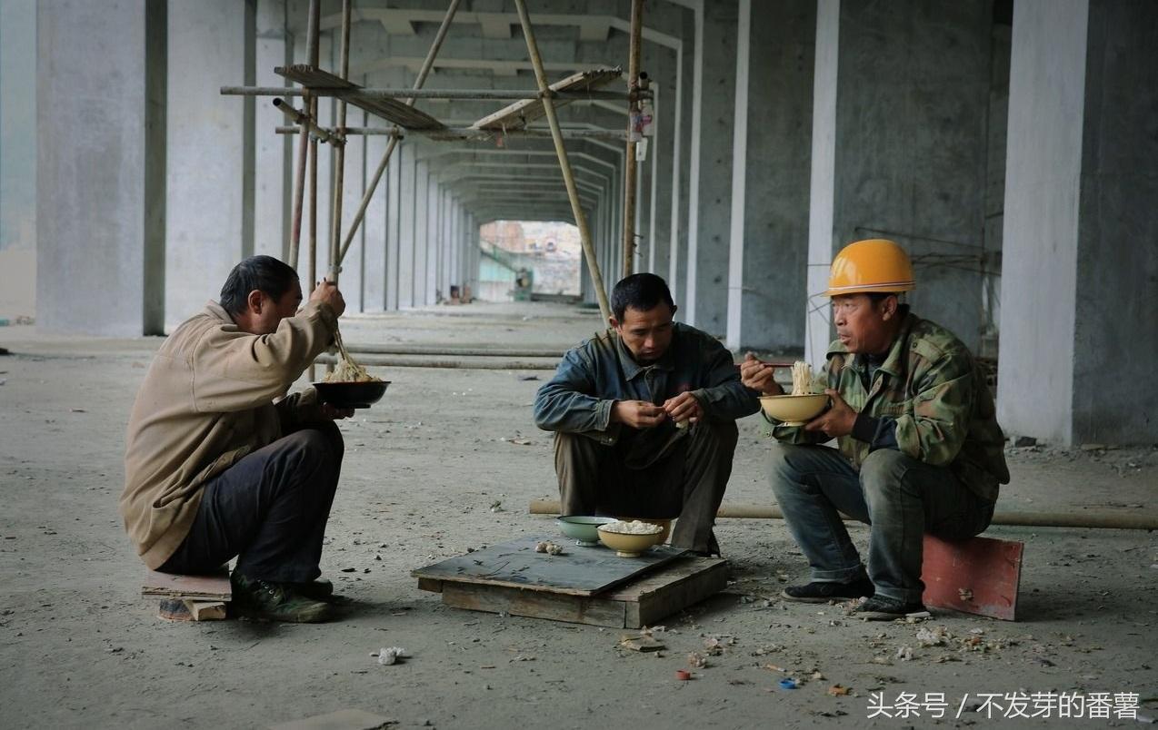 实拍农民工吃晚饭视频大全,农民工中午吃饭视频真实