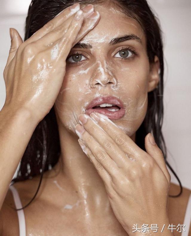 学会洗脸也能轻松养成白嫩光滑肌,正确的洗脸方法实现高效护肤