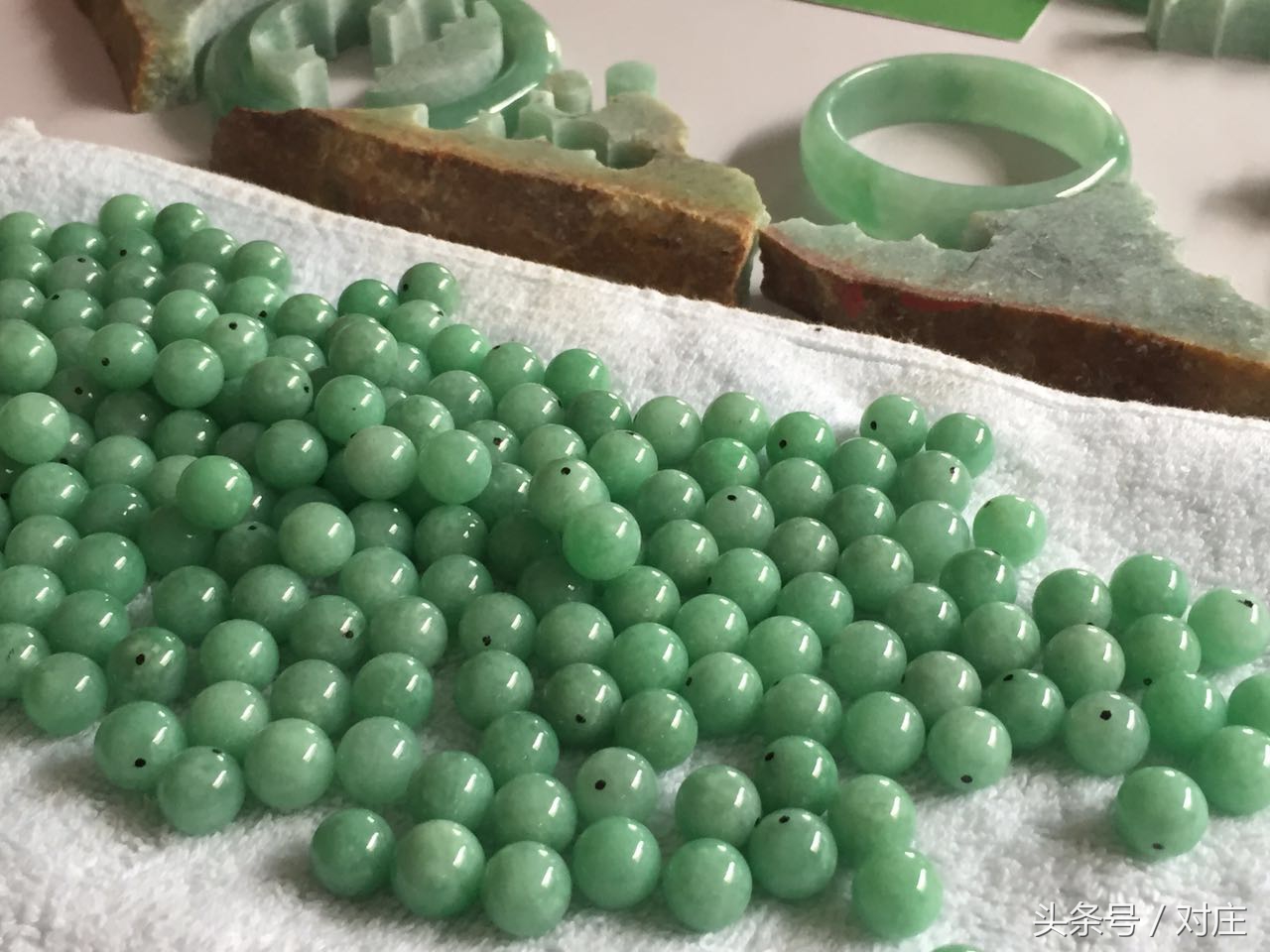 缅甸玉手镯63圈口,缅甸翡翠原石公盘竞价视频