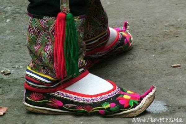 古人穿的鞋子为什么总是翘起来,为什么古人鞋尖翘起