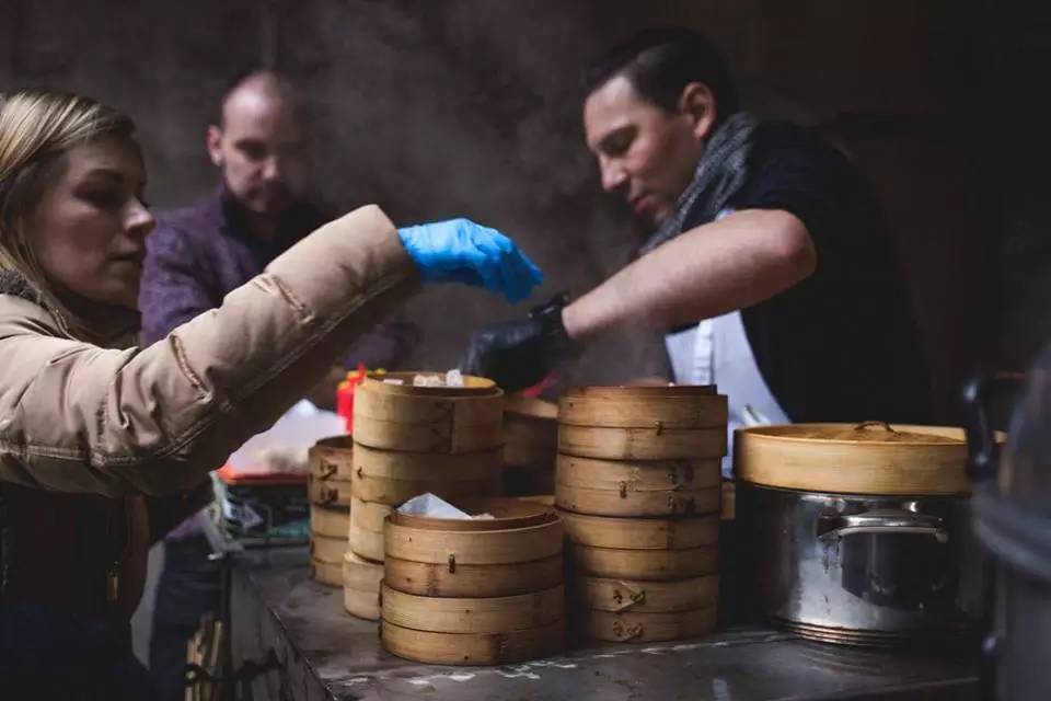 欧洲惊现「港式车仔档」！布拉格鬼仔卖热辣辣广东点心